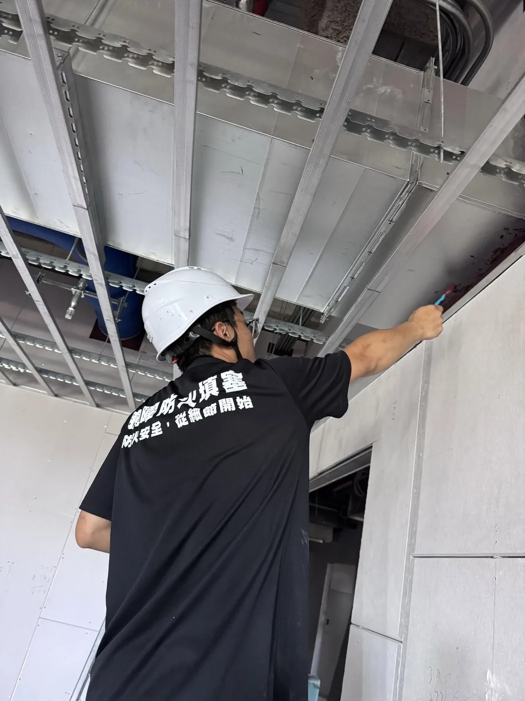騰曜工班於現場施作防火填塞