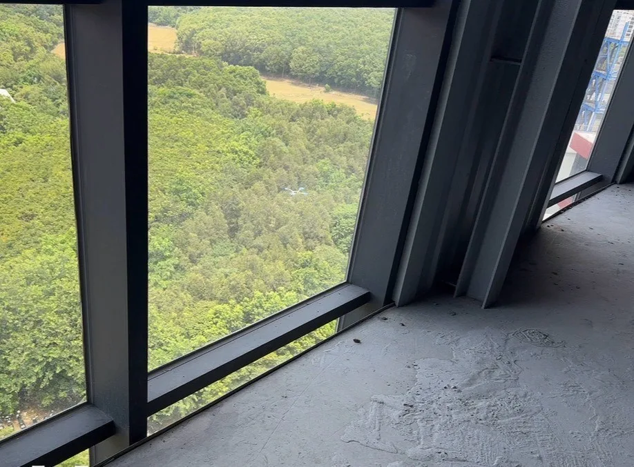 施工前：帷幕牆層間未封堵